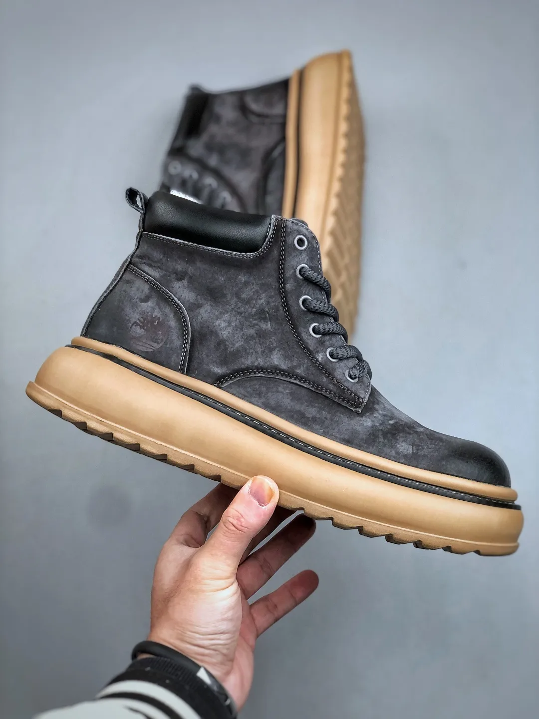 Welfare special offer 💰480 Timberland Timberland new autumn and winter products must-have outdoor casual rhubarb boots series in autumn and winter #Guangdong Dachang quality original box original packaging fashionable and trendy matching The fabric is made of Italian 🇮🇹 top-grade frosted fine-grained cowhide lightweight outsole with anti-odor and anti-corrosion genuine leather latex insoles The outsole and hardware are all made from OEM raw materials Same as the original Goodyear glue process Good products do not kill pigs The quality of the first order is strictly controlled. Exclusively launched on the entire network. The quality is beyond doubt. The whole set is packaged in the same official website to give you a perfect wearing experience. The quality is exquisite and durable. A must-have for sportsmen. Specially designed to handle whether it is handsome or not. High-quality and first-class foot feel. This winter, it is specially used for cold protection and outdoor use. It can be matched casually in daily life. Size: 38-44 (leather shoe size)